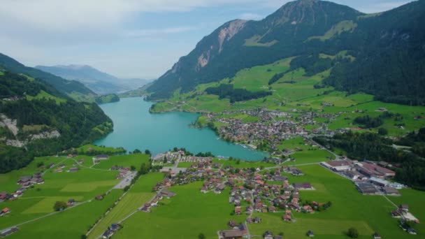 Αεροφωτογραφία Γύρω Από Την Πόλη Lungern Στην Ελβετία Μια Ηλιόλουστη — Αρχείο Βίντεο
