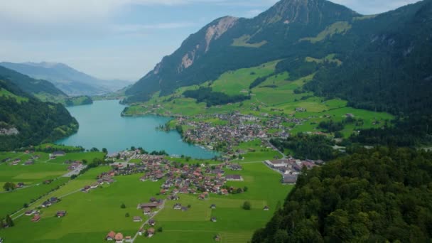 Flygfoto Runt Staden Lungern Schweiz Solig Dag Sommaren — Stockvideo