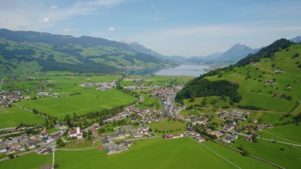 夏天阳光灿烂的一天 瑞士吉斯韦尔湖畔的空中风景 — 图库视频影像