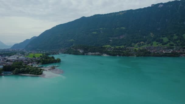 Flygfoto Runt Sjön Brienz Och Staden Bnigen Schweiz Solig Dag — Stockvideo