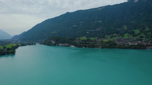 夏の晴れた日には ブリエンツ湖とスイスの都市Bnigenの周りの空中ビュー — ストック動画