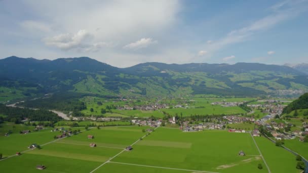 夏天阳光灿烂的一天 瑞士吉斯韦尔湖畔的空中风景 — 图库视频影像