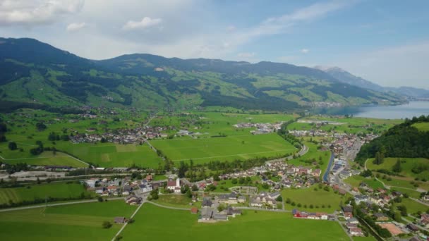 Vista Aérea Torno Cidade Giswil Lado Lago Sarnen Suíça Dia — Vídeo de Stock