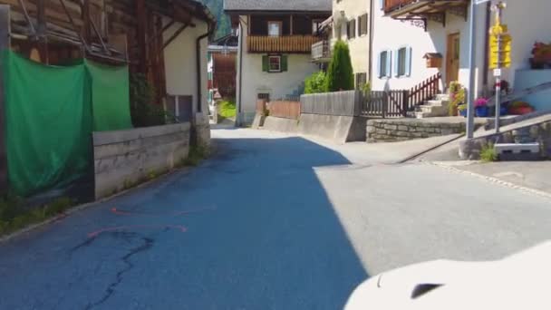 Kör Runt Schweiziska Alperna Byn Schmitten Solig Dag Sommaren — Stockvideo