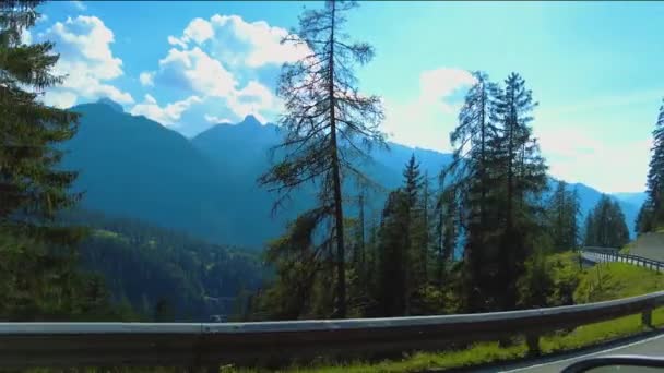 夏天阳光明媚的日子 开车绕着瑞士的阿尔卑斯山转 — 图库视频影像