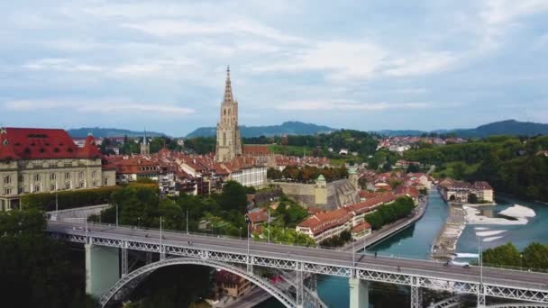 Légi Kilátás Város Körül Bern Svájcban Egy Napsütéses Napon Nyáron — Stock videók