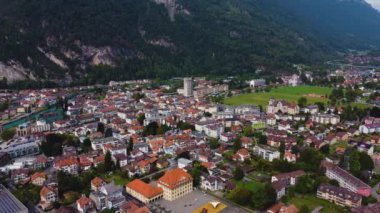 İsviçre 'nin eski kenti Interlaken' in etrafındaki hava manzarası yazın bir öğleden sonra.
