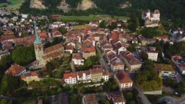 İsviçre 'nin Burgdorf kentinin etrafındaki hava manzarası yazın geç saatlerinde.
