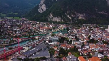İsviçre 'nin eski kenti Interlaken' in etrafındaki hava manzarası yazın bir öğleden sonra.
