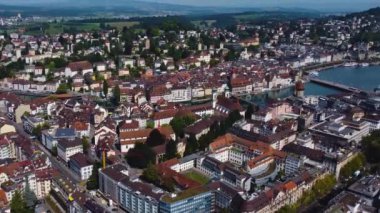 Yazın güneşli bir günde İsviçre 'nin Lucerne kentinin etrafındaki hava manzarası.