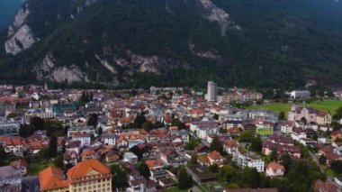 İsviçre 'nin eski kenti Interlaken' in etrafındaki hava manzarası yazın bir öğleden sonra.