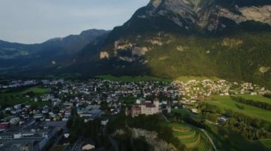 Liechtenstein 'daki Balzers köyünün etrafındaki hava manzarası yaz öğleden sonraları. 