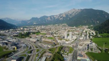 Yazın güneşli bir günde İsviçre 'deki Chur şehrinin etrafındaki hava manzarası.