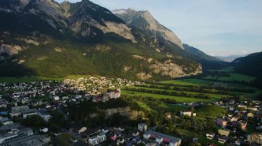 Liechtenstein 'daki Balzers köyünün etrafındaki hava manzarası yaz öğleden sonraları. 