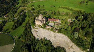 Yazın güneşli bir günde İsviçre 'deki Tomils köyünün hava manzarası.