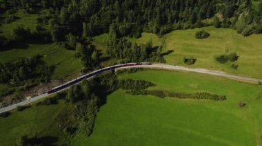 Yazın güneşli bir günde İsviçre 'de Albula / Alvra köyü etrafındaki hava manzarası.