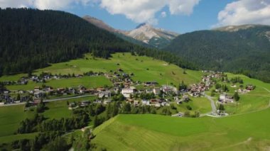Yazın güneşli bir günde İsviçre 'de Schmitten köyünün hava manzarası.