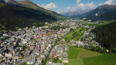 Yazın güneşli bir günde İsviçre 'deki Davos şehrinin etrafındaki hava manzarası.