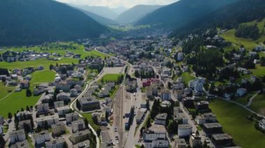 Yazın güneşli bir günde İsviçre 'deki Davos şehrinin etrafındaki hava manzarası.