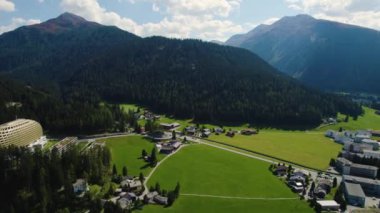 Yazın güneşli bir günde İsviçre 'deki Davos şehrinin etrafındaki hava manzarası.