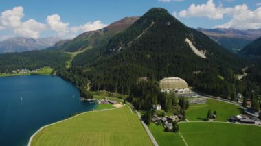 Yazın güneşli bir günde İsviçre 'deki Davos şehrinin etrafındaki hava manzarası.