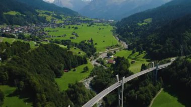 Yazın güneşli bir günde İsviçre 'deki Madrisa şehrinde hava manzarası.
