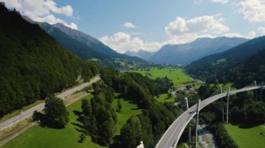 Yazın güneşli bir günde İsviçre 'deki Madrisa şehrinde hava manzarası.