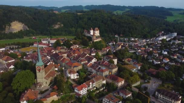 Flygfoto Runt Gamla Stan Staden Burgdorf Schweiz Sen Eftermiddag Sommaren — Stockvideo