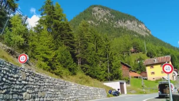 Rondrijden Door Zwitserse Alpen Het Dorp Schmitten Een Zonnige Dag — Stockvideo
