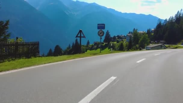 夏天阳光明媚的日子 开车绕着瑞士的阿尔卑斯山转 — 图库视频影像