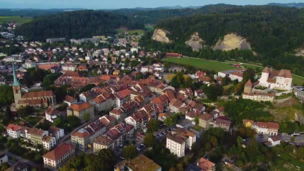 Flygfoto Runt Gamla Stan Staden Burgdorf Schweiz Sen Eftermiddag Sommaren — Stockvideo
