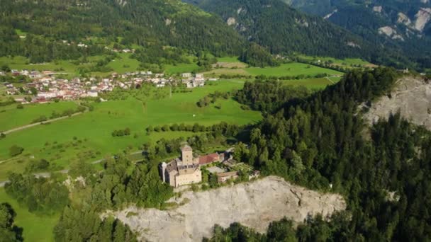 Vista Aerea Intorno Villaggio Tomils Svizzera Una Giornata Sole Estate — Video Stock
