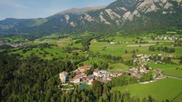 Αεροφωτογραφία Γύρω Από Χωριό Scharans Στην Ελβετία Μια Ηλιόλουστη Μέρα — Αρχείο Βίντεο
