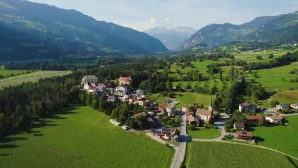 Légi Kilátás Falu Körül Scharans Svájcban Egy Napsütéses Napon Nyáron — Stock videók