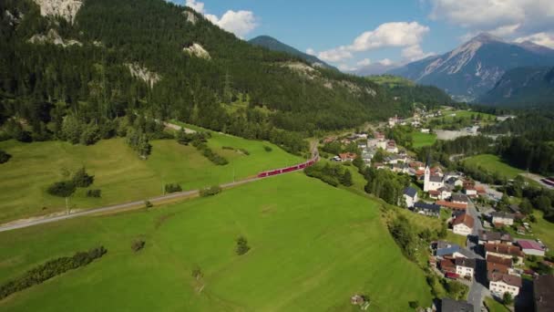 夏天阳光灿烂的一天 瑞士Albula Alvra村周围的空中景观 — 图库视频影像