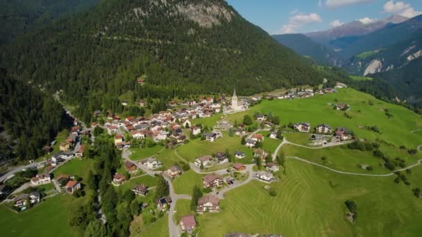 Αεροφωτογραφία Γύρω Από Χωριό Schmitten Στην Ελβετία Μια Ηλιόλουστη Μέρα — Αρχείο Βίντεο