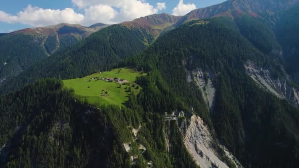 夏の晴れた日にスイスのヴィーゼン村の周りの空中ビュー — ストック動画