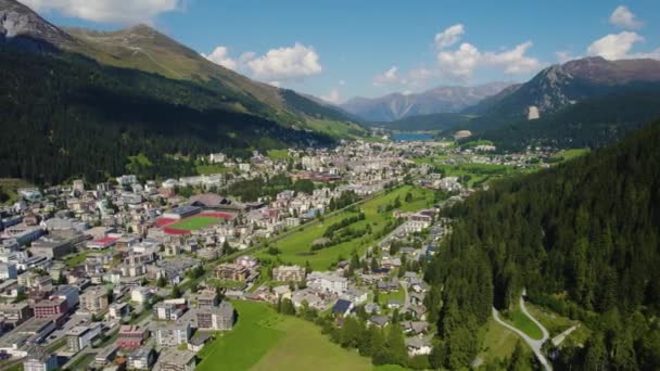 Légi Kilátás Város Körül Davos Svájcban Egy Napsütéses Napon Nyáron — Stock videók
