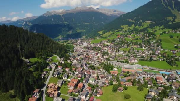 Vue Aérienne Autour Ville Klosters Serneus Suisse Par Une Journée — Video