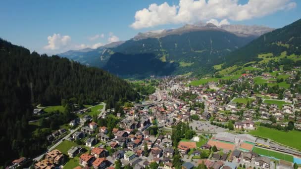 夏天阳光灿烂的一天 瑞士克洛斯特 塞尔内乌斯市周围的空中风景 — 图库视频影像