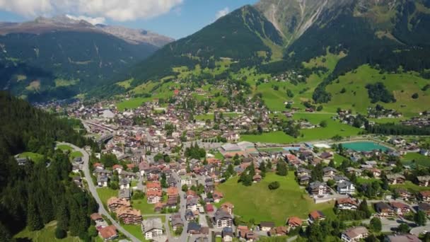 夏天阳光灿烂的一天 瑞士克洛斯特 塞尔内乌斯市周围的空中风景 — 图库视频影像