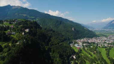 Yazın güneşli bir sabahta İsviçre 'de Bad Ragaz şehri havadan izleniyor..