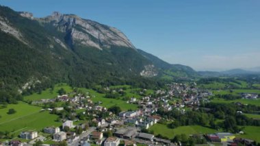 İsviçre 'deki Tamins köyünün hava manzarası