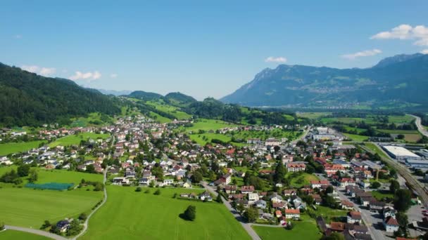 在一个阳光明媚的早晨 瑞士阿兹穆斯瓦塔市周围的空中风景 — 图库视频影像