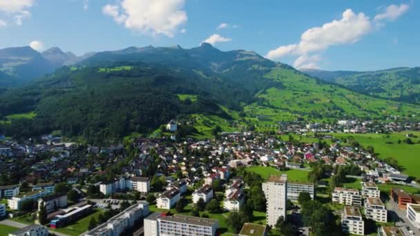 Αεροφωτογραφία Γύρω Από Την Πόλη Buchs Στην Ελβετία Μια Ηλιόλουστη — Αρχείο Βίντεο