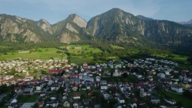 Yazın güneşli bir günde İsviçre 'deki Zizers kentinin etrafındaki hava manzarası.