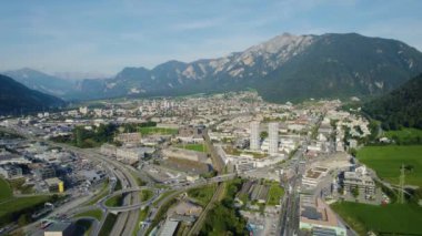 Yazın güneşli bir günde İsviçre 'deki Chur şehrinin etrafındaki hava manzarası.
