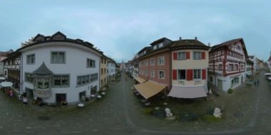 360 sanal gerçeklik biçimi yazın bulutlu bir günde şehrin caddesinde yürüyor Buharlı Rhein.