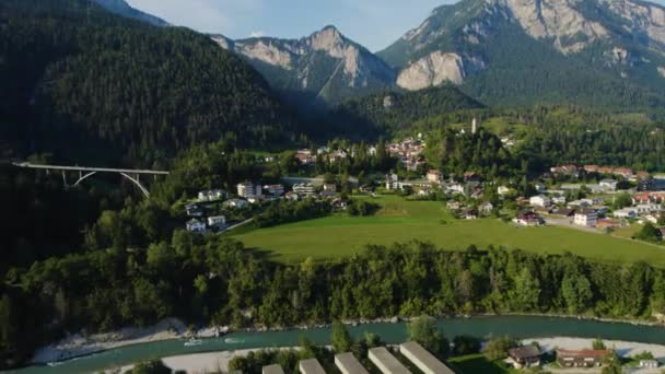 Vista Aérea Alrededor Del Pueblo Tamins Suiza — Vídeo de stock