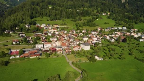 Vue Aérienne Autour Village Tomils Suisse Par Une Journée Ensoleillée — Video